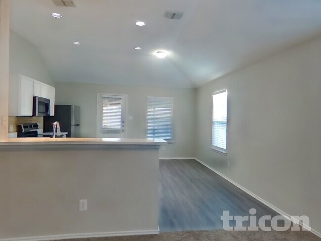 Foto del edificio - 1915 Pin Oak Ln