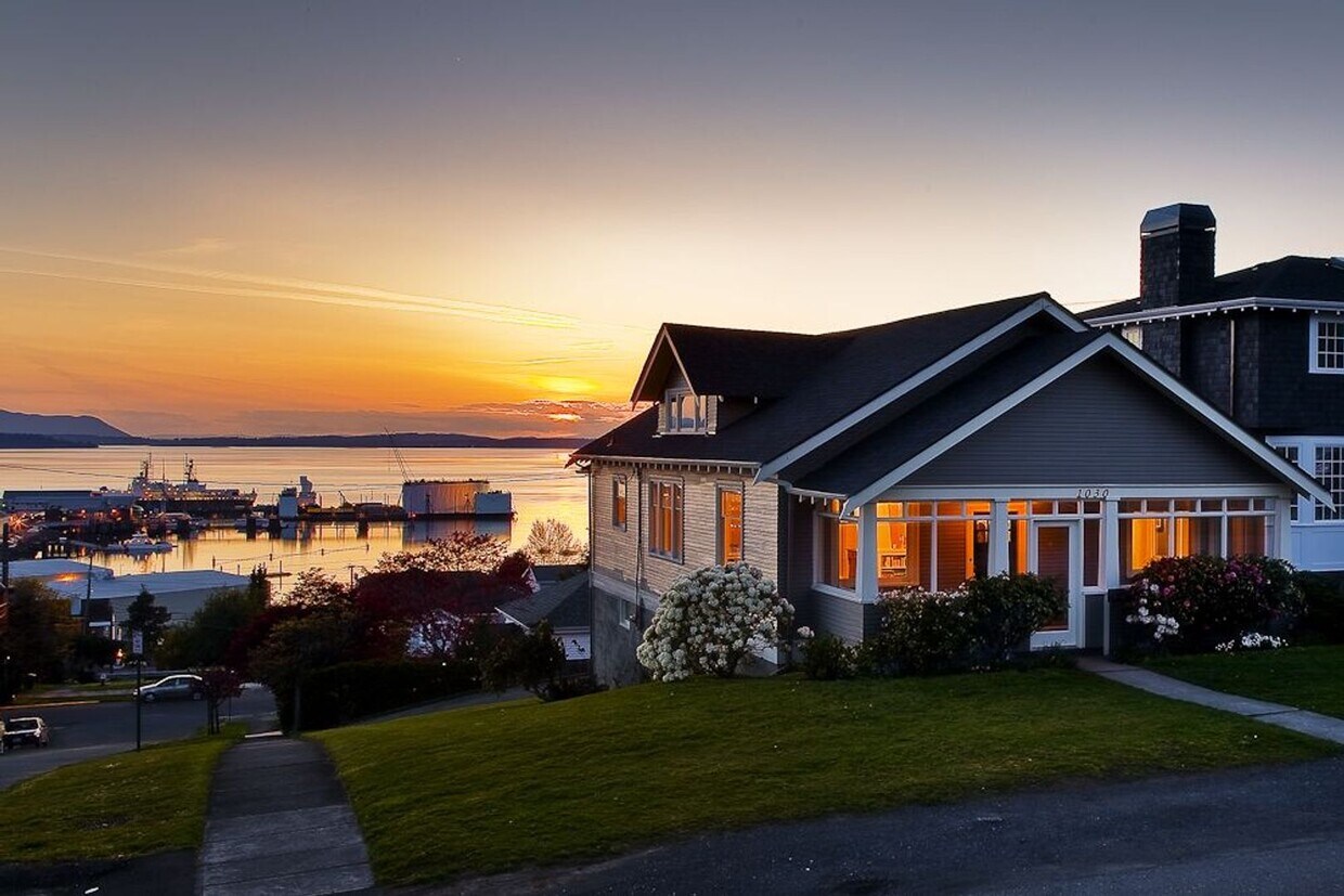 Foto principal - Gorgeous 3 bedroom Home Overlooking Bellin...