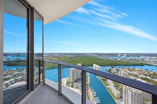 Building Photo - 15701 Collins Ave