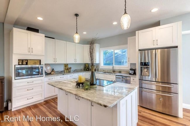 Building Photo - 5 br, 3.5 bath House - 1010 Riverside Dr.