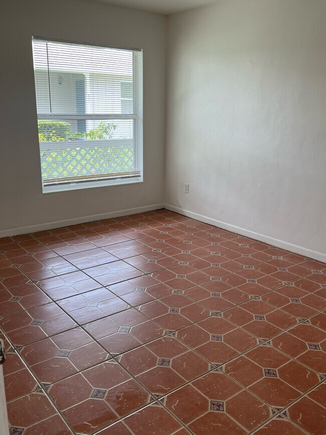 bedroom - 913 Highland Ave N