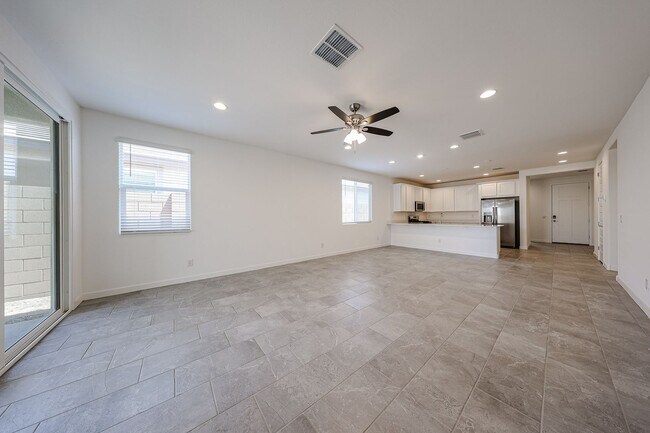 Foto del edificio - NEW 5 Bedroom 3 Bathroom Home Available fo...