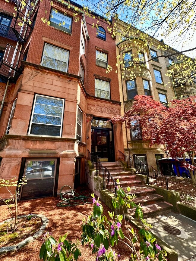 Building Photo - 1071 Beacon St