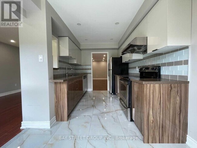 Building Photo - 2550 Thomas St