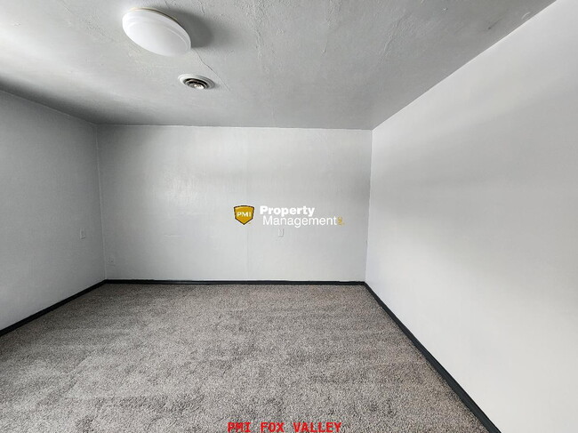 Building Photo - Large 1-Bedroom Duplex in Neenah - Perfect...