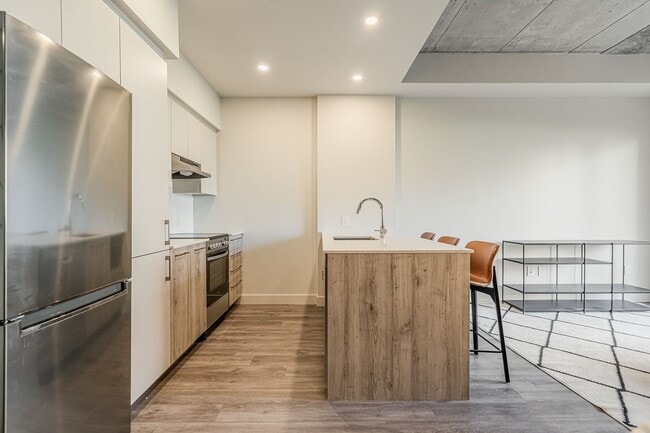 Building Photo - 208 Crevier St