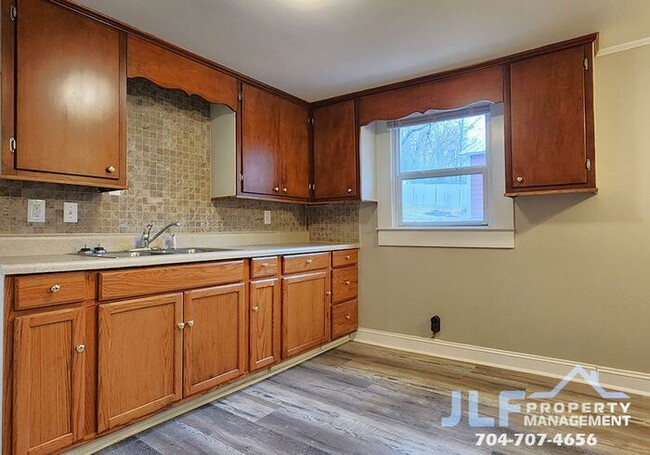 Foto del edificio - Completely Updated 2 Bed/ 1 Bath Ranch in ...