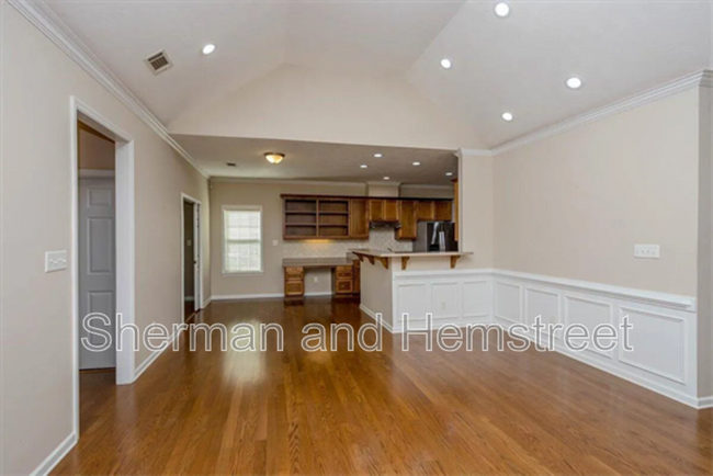 Building Photo - 2002 Amberley Dr