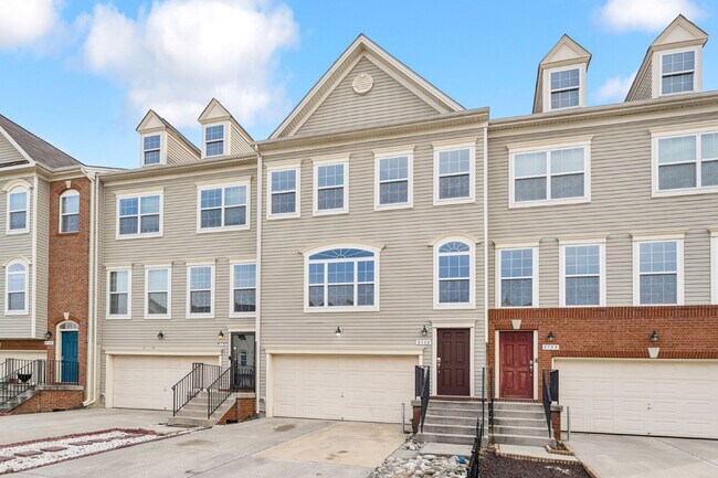 Building Photo - Charming town home located in a quiet, tree-lined community Field stone!