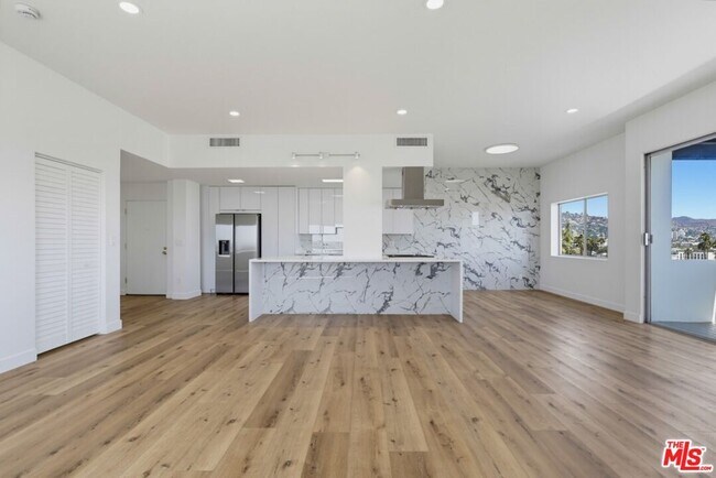 Building Photo - 435 N Oakhurst Dr