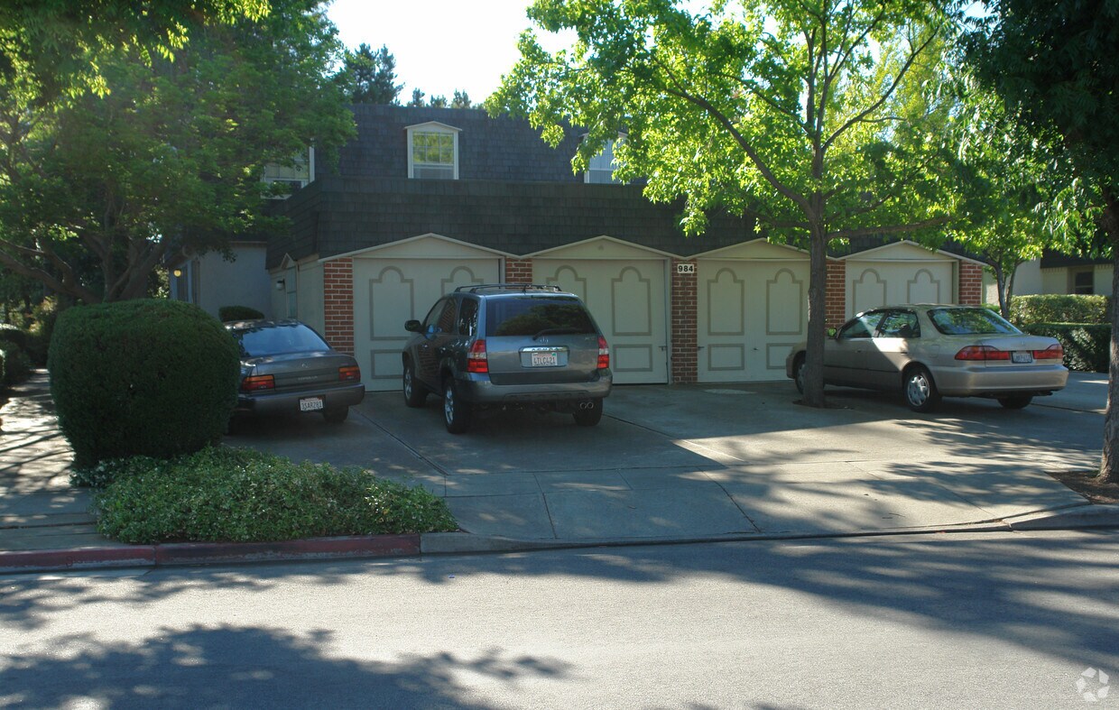 Building Photo - 984 Ponderosa Ave