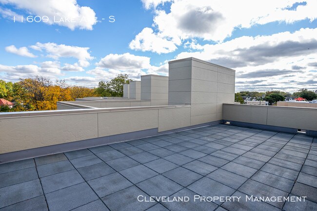 Building Photo - A Stunning Must See 1 bed 2.5 Brownstone