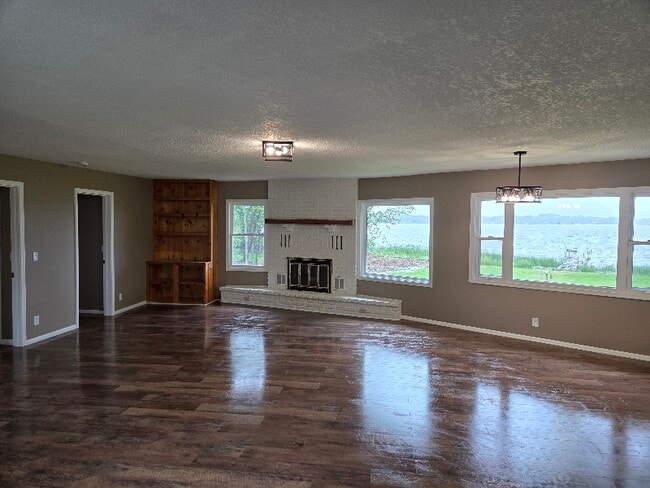 Building Photo - 3311 Interlachen Dr NE