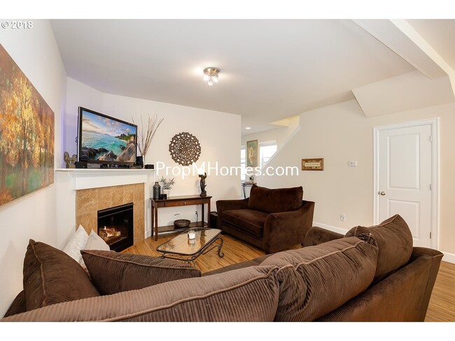 Building Photo - Charming Damascus Three Bedroom Townhome i...