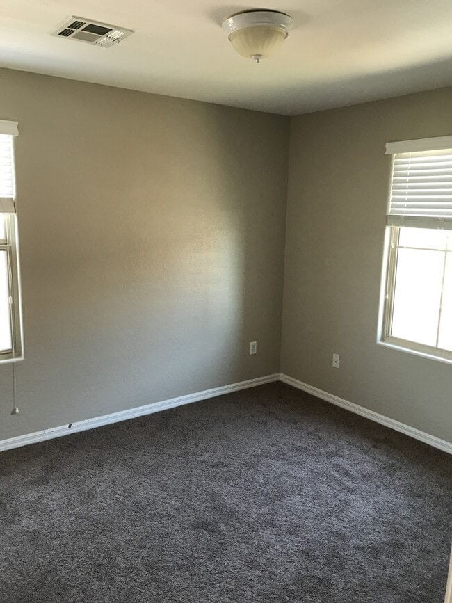 Foto del edificio - Coming Soon - 3 Story Town Home - Gated Community / Pool