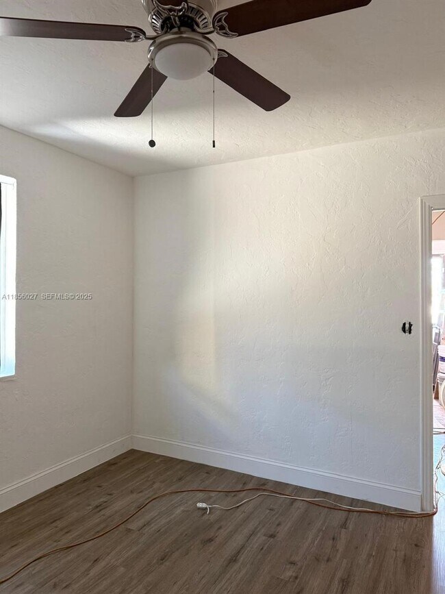 Foto del edificio - 1432 NE 163rd St