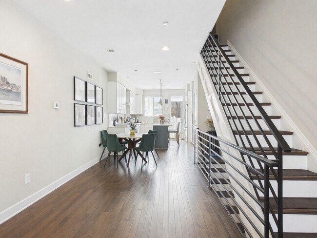 Foto del edificio - HUGE MODERN 4 bed 3 full bath huge roof deck finished basement