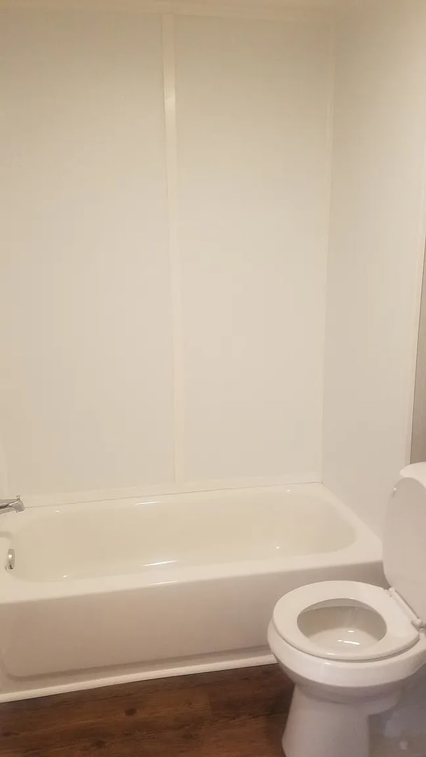 Building Photo - Spacious 2 Bedroom 1 Bathroom Home WIth Hu...