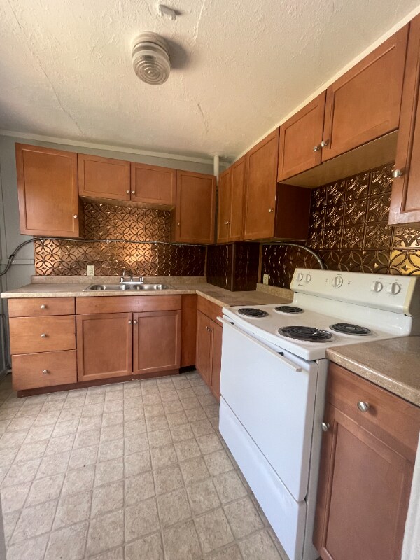 52 Laurens St Unit B, Charleston, SC 29401 Room for Rent in