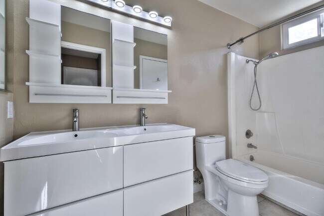 Foto del edificio - 118 Flynn Ave