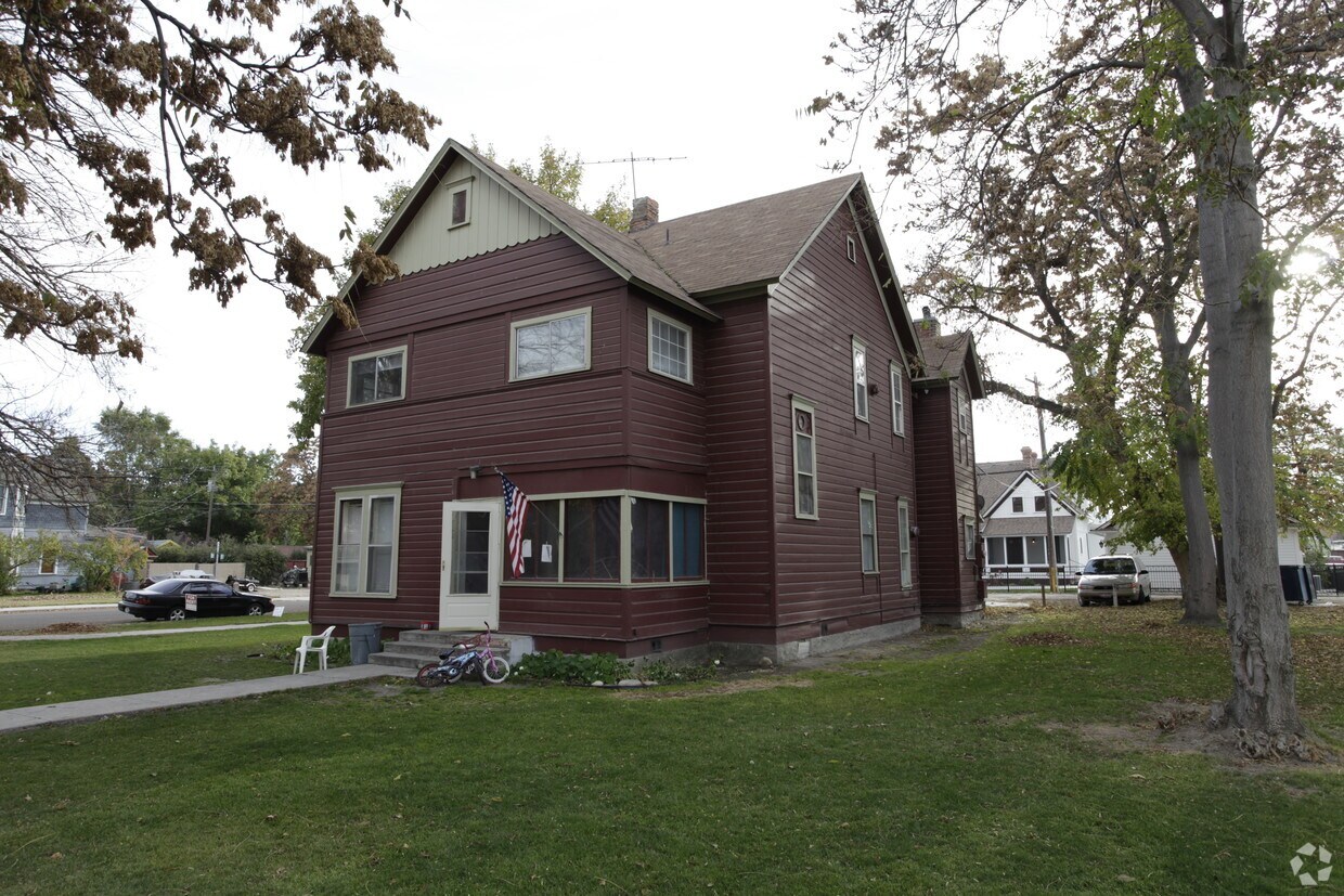 Primary Photo - 822 E Belmont St