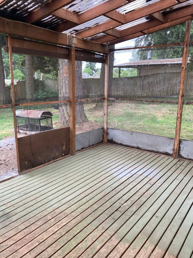 Foto del edificio - Cozy 4-Bedroom 1.5 Bath Gem with Fenced Ya...