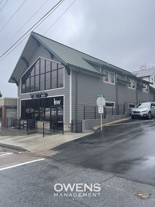 Building Photo - Upscale Living in Downtown Apartment