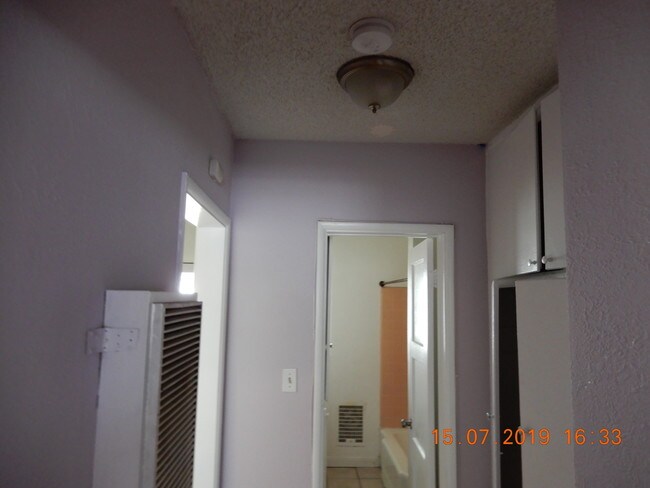 Building Photo - 731 W Hyde Park Blvd