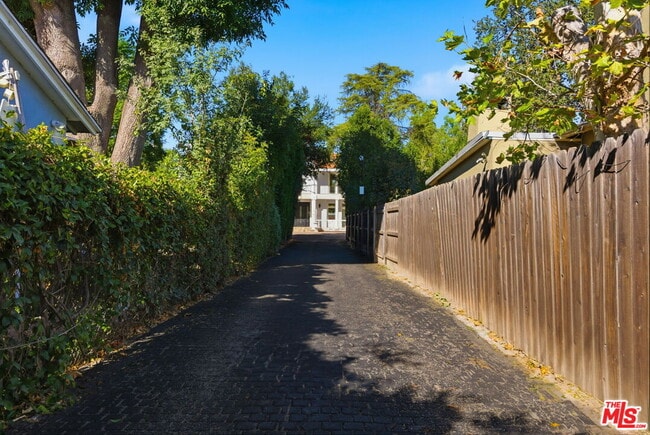 Building Photo - 23135 Dolorosa St