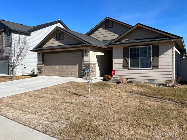 Building Photo - Comfortable Living in a Beautiful, Well-Kept Home