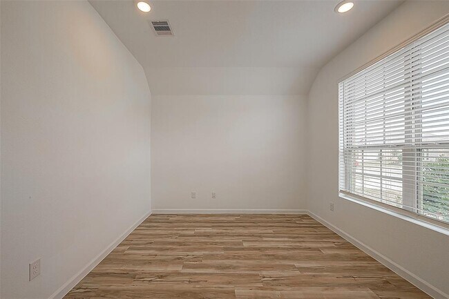Building Photo - 8010 Elk Grv Ln