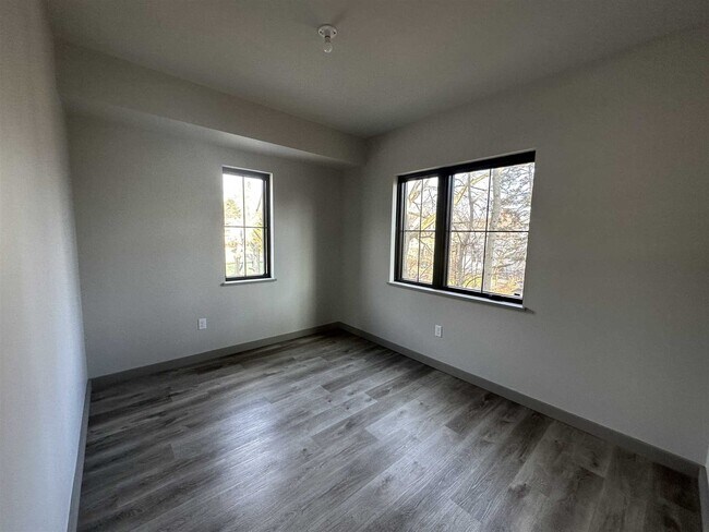 Building Photo - 472 Maple St