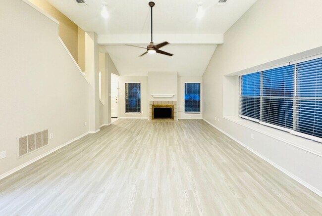 Building Photo - Spacious 3-Bed 2.5-Bath on Northeast Side ...
