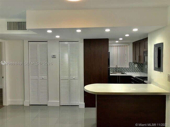 Building Photo - 8870 Fontainebleau Blvd
