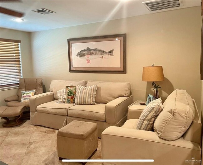 Foto del edificio - 200 W Sunny Isle Dr