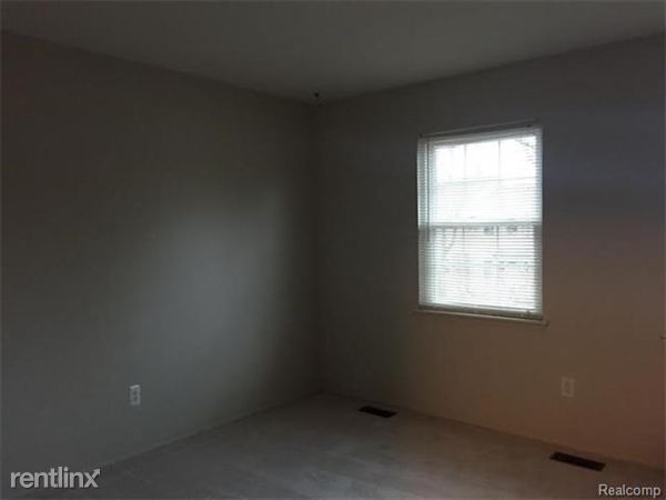 Building Photo - 230 Riveroaks Dr
