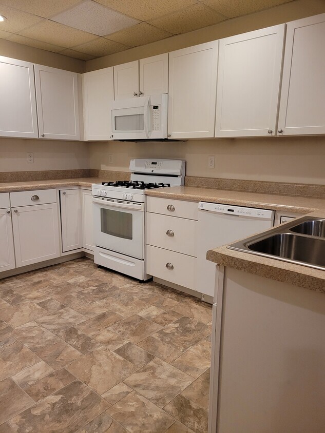 Lots of cabinet space - 113 Deer Ln