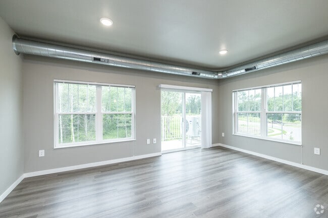 2BR, 2BA - 1,002SF - Living/Dining Room - Kraewood Flats - Rent Special