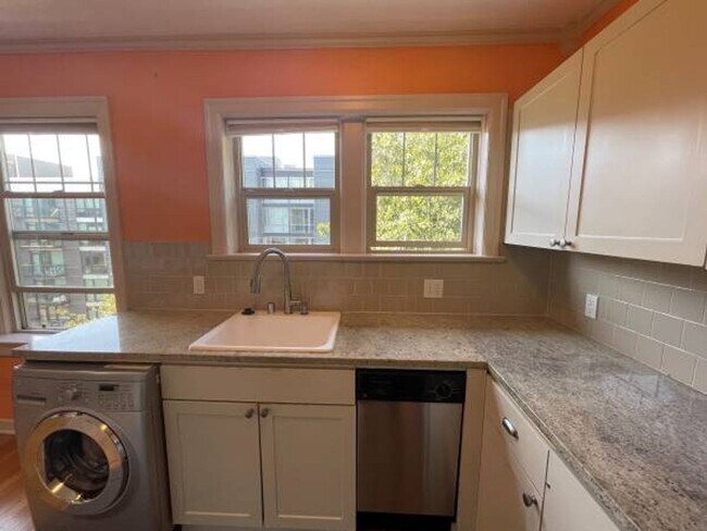 Foto del edificio - Queens Court Condo #310 - Top Floor Corner...