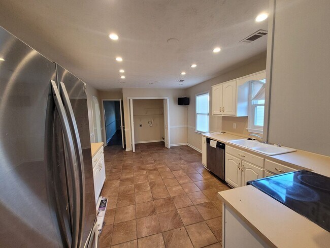 Foto del edificio - 4 bedroom 2 bath