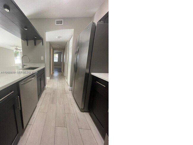 Foto del edificio - 2811 N Oakland Forest Dr