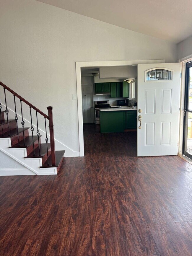 Foto del edificio - 4 bedroom single family home!