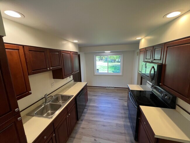 Foto del edificio - 7080 Millikin Rd