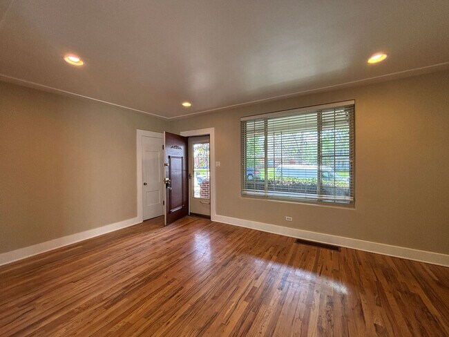Foto del edificio - Cozy 2-bedroom bungalow! Detached 2-car garage!