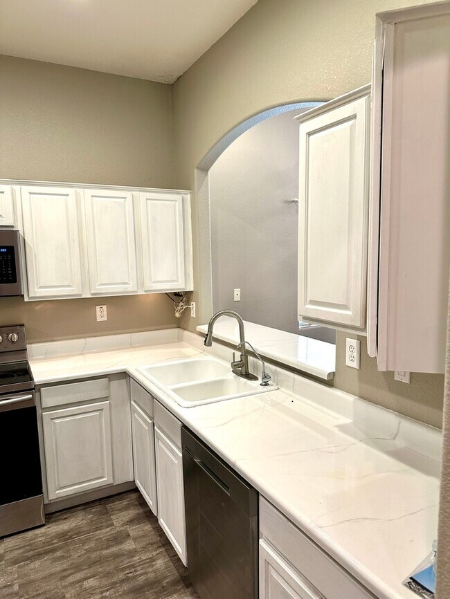 Foto del edificio - Gorgeous 2 bedroom / 2 bath condo in The E...