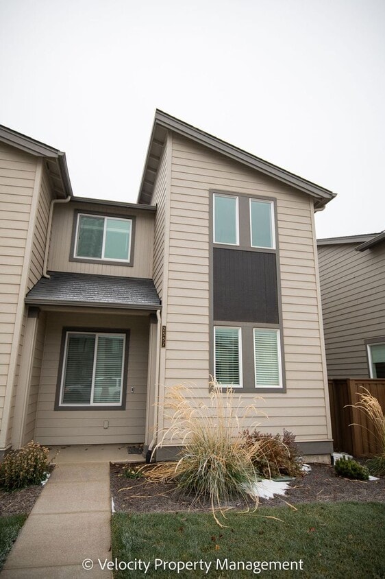 Primary Photo - 3 Bedroom Townhome close to Hospital!