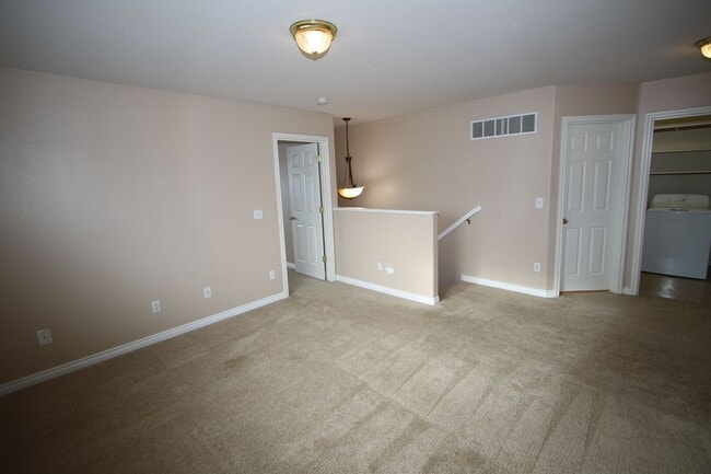 Building Photo - 3 Bedroom Condo!