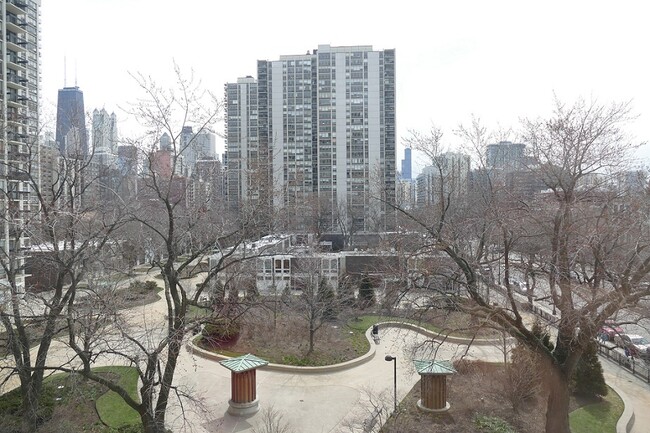 Foto del edificio - 1460 N Sandburg Terrace