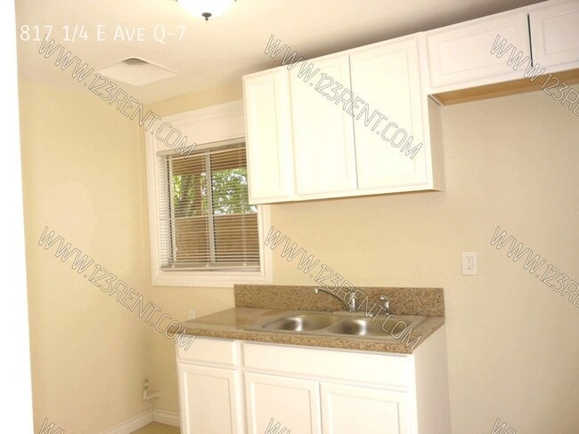 Building Photo - 817 1/4 E Ave Q-7-