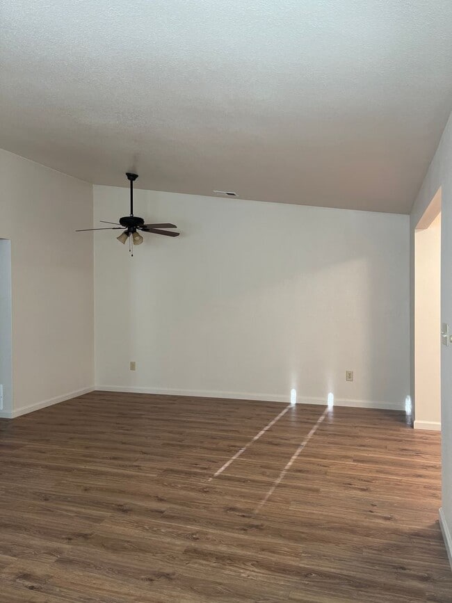 Foto del edificio - ROUNDHOUSE824